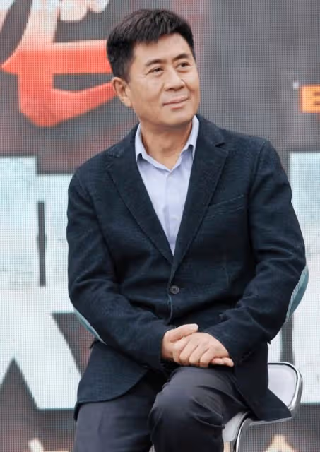 他的第二任妻子,是尤勇的前妻,一家人如今很幸福