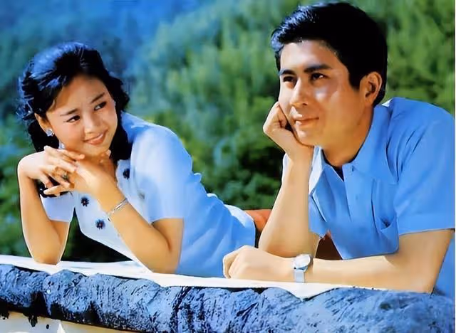 他的第二任妻子,是尤勇的前妻,一家人如今很幸福