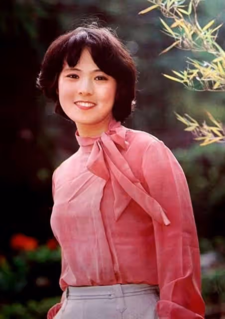 他的第二任妻子,是尤勇的前妻,一家人如今很幸福