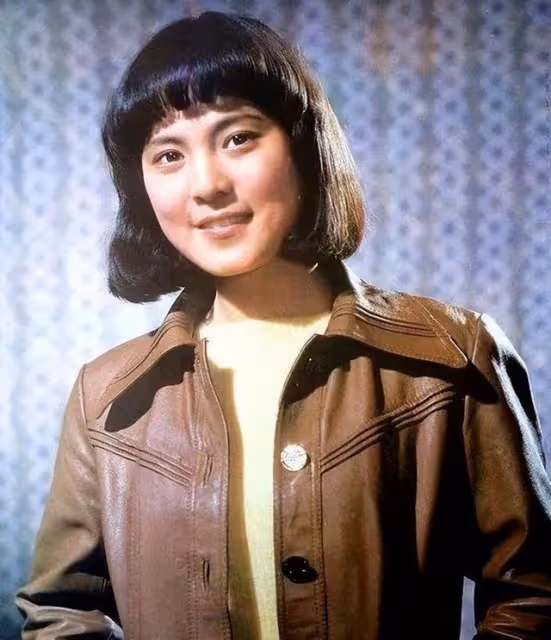 他的第二任妻子,是尤勇的前妻,一家人如今很幸福