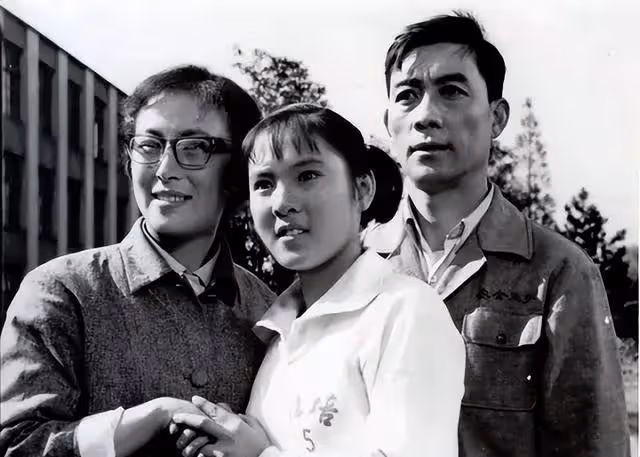 他的第二任妻子,是尤勇的前妻,一家人如今很幸福