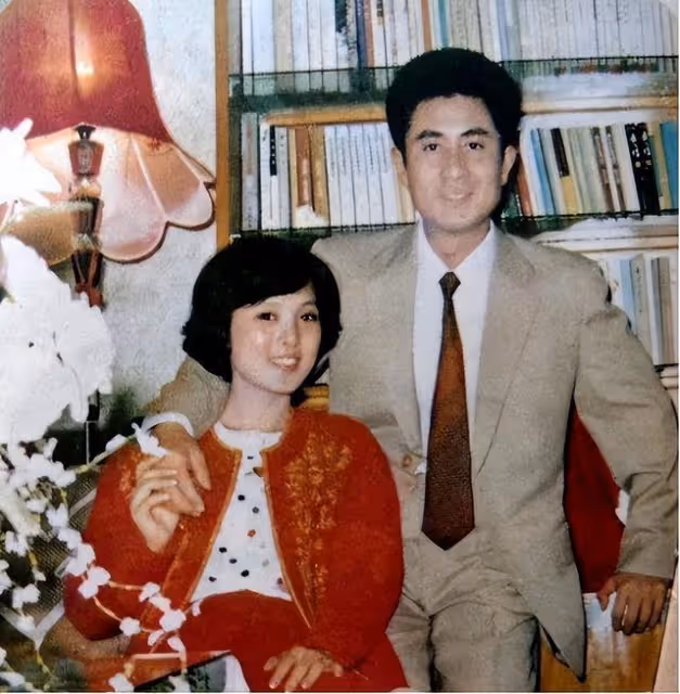 他的第二任妻子,是尤勇的前妻,一家人如今很幸福