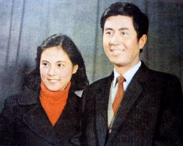 他的第二任妻子,是尤勇的前妻,一家人如今很幸福