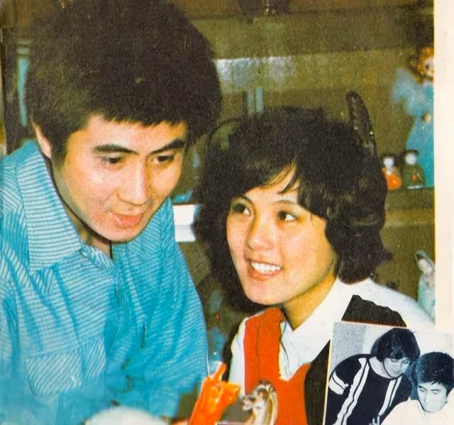 他的第二任妻子,是尤勇的前妻,一家人如今很幸福