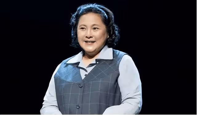 他的第二任妻子,是尤勇的前妻,一家人如今很幸福