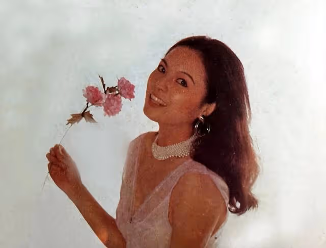 他的第二任妻子,是尤勇的前妻,一家人如今很幸福