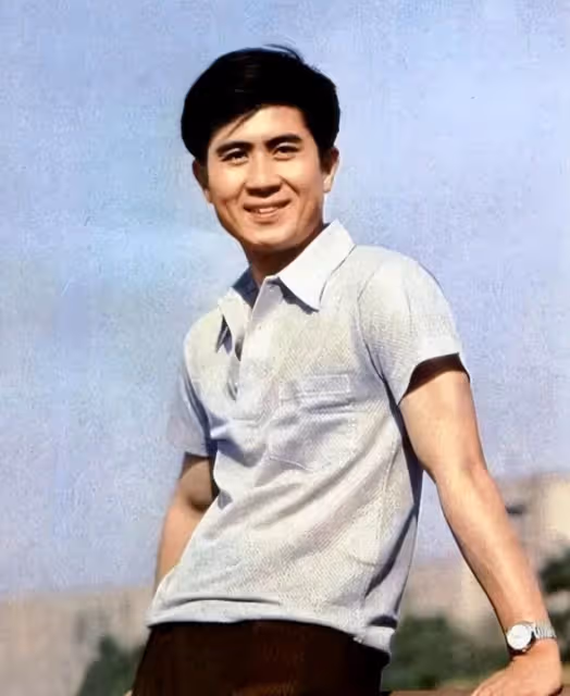 他的第二任妻子,是尤勇的前妻,一家人如今很幸福