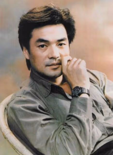 他的第二任妻子,是尤勇的前妻,一家人如今很幸福