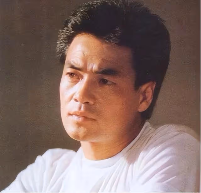 他的第二任妻子,是尤勇的前妻,一家人如今很幸福