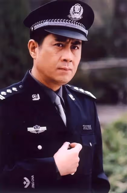 他的第二任妻子,是尤勇的前妻,一家人如今很幸福