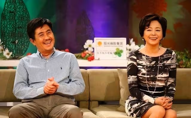 他的第二任妻子,是尤勇的前妻,一家人如今很幸福