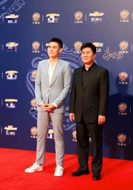 他的第二任妻子,是尤勇的前妻,一家人如今很幸福