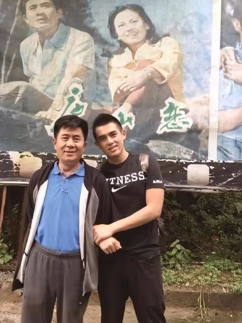 他的第二任妻子,是尤勇的前妻,一家人如今很幸福