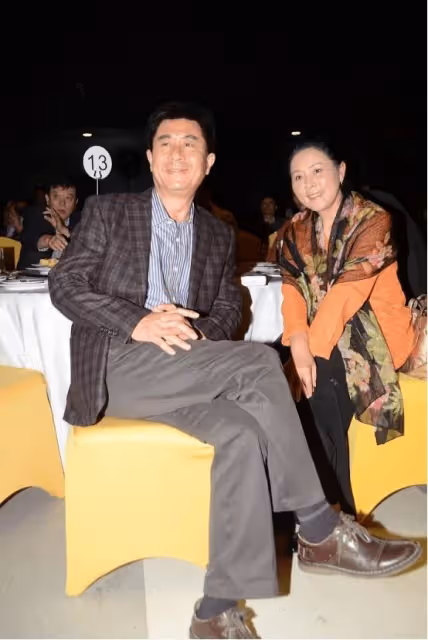 他的第二任妻子,是尤勇的前妻,一家人如今很幸福
