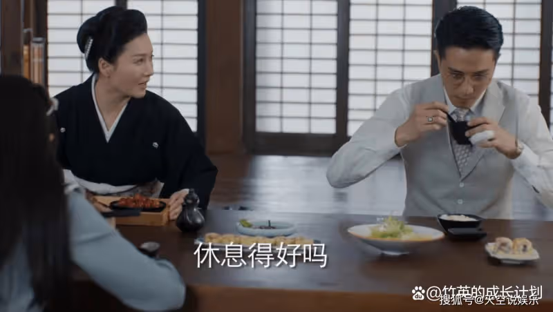 《薄冰》中隱藏最深的人不是陳淺,而是井田身邊的「白頭翁」