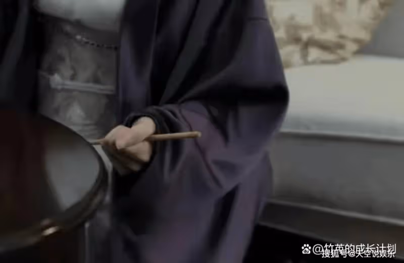 《薄冰》中隱藏最深的人不是陳淺,而是井田身邊的「白頭翁」