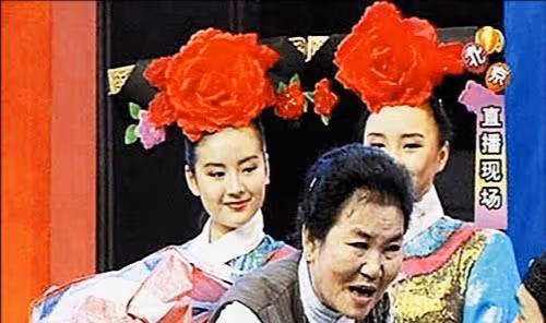 被苗圃吐槽「臉像被門板夾過」,卻讓董潔投懷送抱,王大治憑啥?