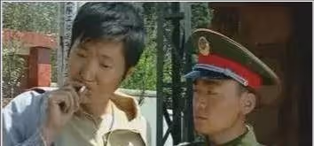被苗圃吐槽「臉像被門板夾過」,卻讓董潔投懷送抱,王大治憑啥?
