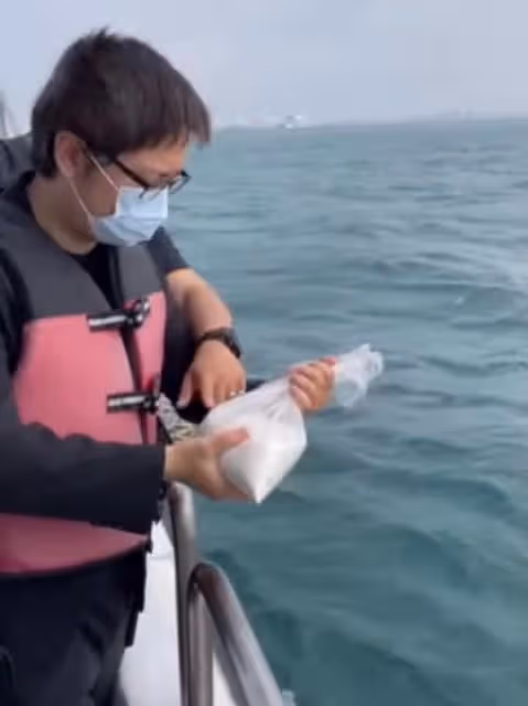 李坤城海葬現場林靖恩沒有現身，骨灰由兒子撒向大海安葬