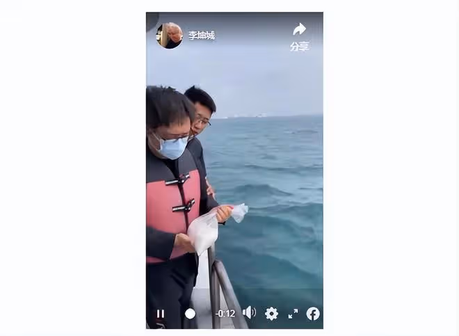 李坤城海葬現場林靖恩沒有現身，骨灰由兒子撒向大海安葬