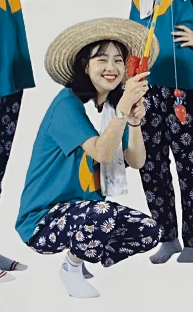 沒想到,這位胖胖可愛的女初中生,成為了紅遍歐美的新女團主唱!