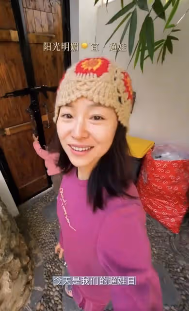 江一燕帶娃野餐!女兒首露正臉大眼瓜子臉似爸,定居雲南農村別墅