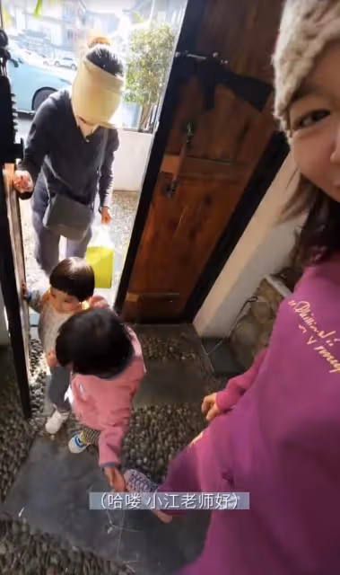 江一燕帶娃野餐!女兒首露正臉大眼瓜子臉似爸,定居雲南農村別墅