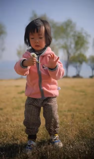 江一燕帶娃野餐!女兒首露正臉大眼瓜子臉似爸,定居雲南農村別墅
