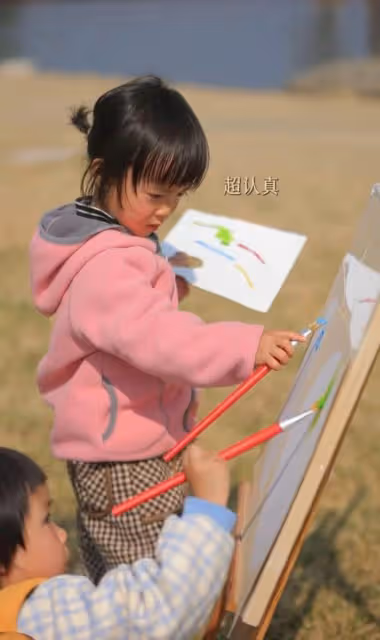 江一燕帶娃野餐!女兒首露正臉大眼瓜子臉似爸,定居雲南農村別墅