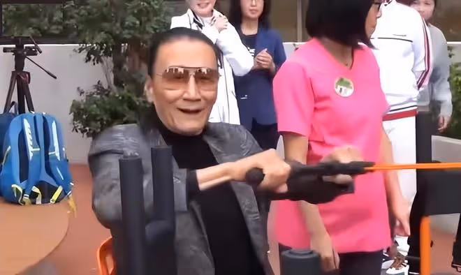 86歲謝賢現身,腿部消瘦靠枴杖支撐,這兩年他是真的老了