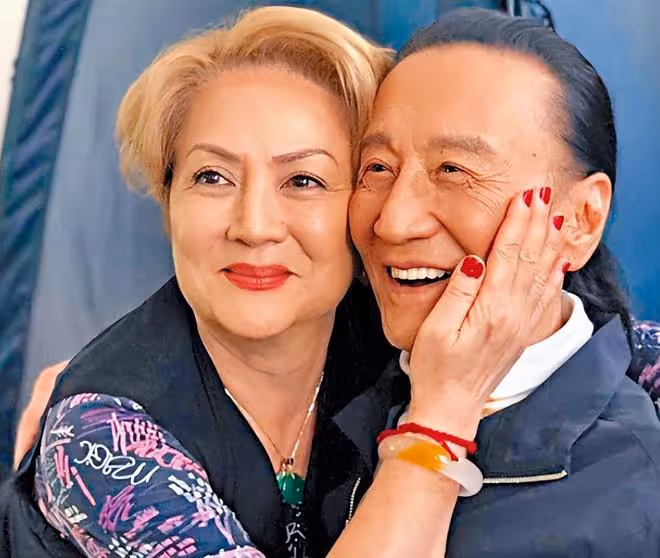 86歲謝賢現身,腿部消瘦靠枴杖支撐,這兩年他是真的老了