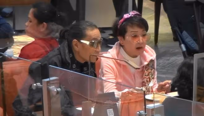 86歲謝賢現身,腿部消瘦靠枴杖支撐,這兩年他是真的老了