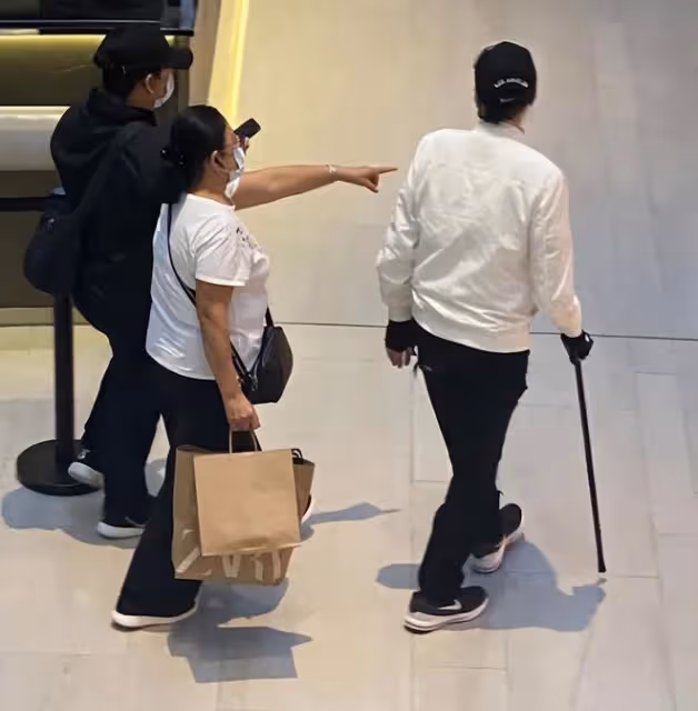 86歲謝賢現身,腿部消瘦靠枴杖支撐,這兩年他是真的老了