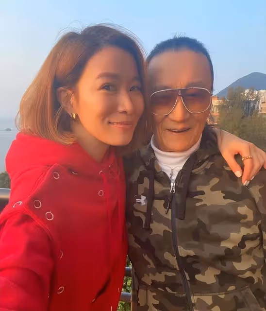 86歲謝賢現身,腿部消瘦靠枴杖支撐,這兩年他是真的老了