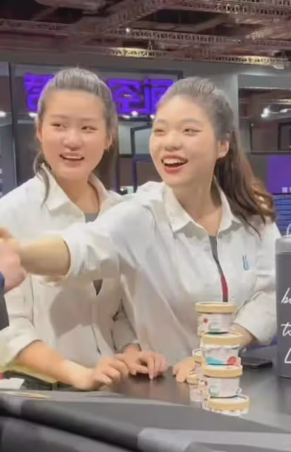 寶馬mini不但冰淇淋搞歧視,仔細觀察,兩個女員工的長相,更氣憤