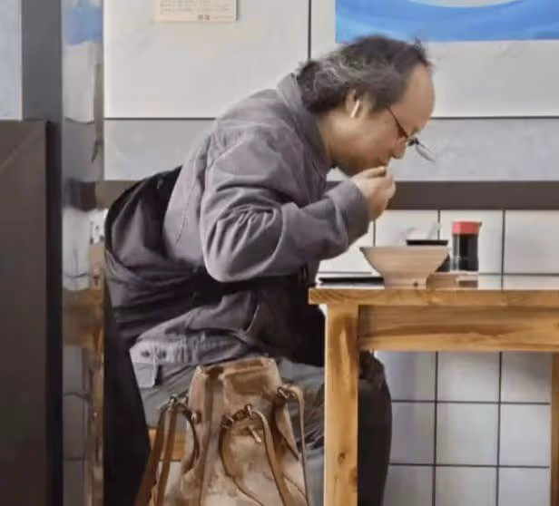 竇唯現身沙縣小吃,頭髮斑白形象隨意,網友:與王菲相比差距太大
