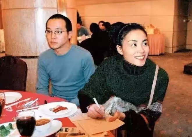 竇唯現身沙縣小吃,頭髮斑白形象隨意,網友:與王菲相比差距太大
