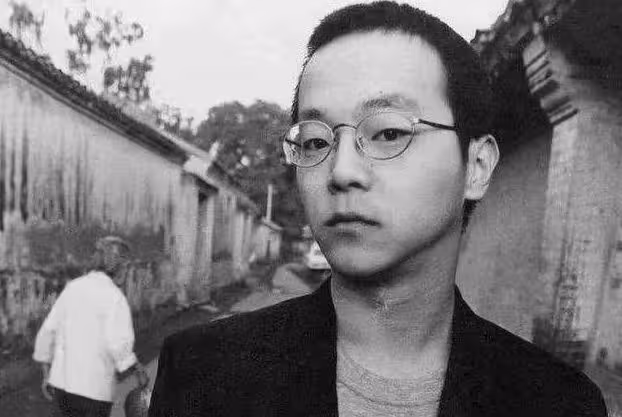 竇唯現身沙縣小吃,頭髮斑白形象隨意,網友:與王菲相比差距太大