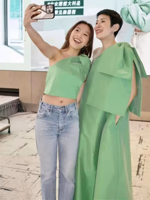 陳可辛吳君如合體拍廣告,捧17歲女兒出道,長相普通打扮歐美范兒