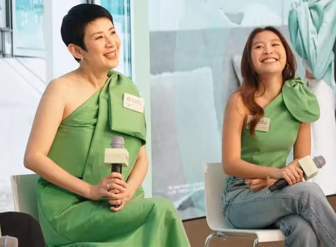 陳可辛吳君如合體拍廣告,捧17歲女兒出道,長相普通打扮歐美范兒