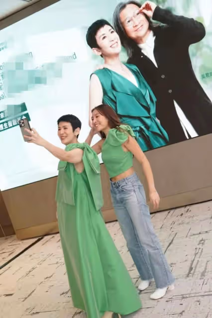 陳可辛吳君如合體拍廣告,捧17歲女兒出道,長相普通打扮歐美范兒
