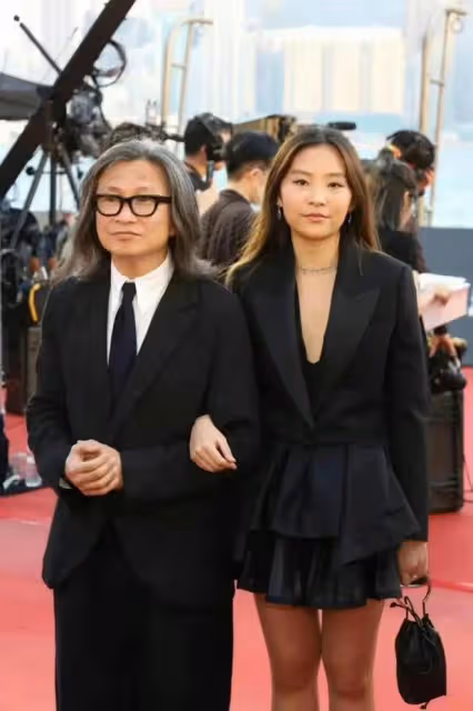 陳可辛吳君如合體拍廣告,捧17歲女兒出道,長相普通打扮歐美范兒