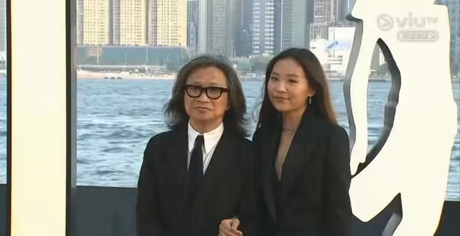陳可辛吳君如合體拍廣告,捧17歲女兒出道,長相普通打扮歐美范兒