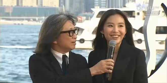 陳可辛吳君如合體拍廣告,捧17歲女兒出道,長相普通打扮歐美范兒
