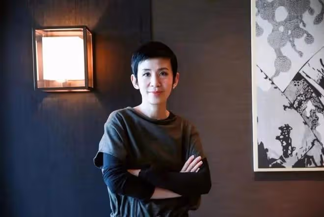 陳可辛吳君如合體拍廣告,捧17歲女兒出道,長相普通打扮歐美范兒