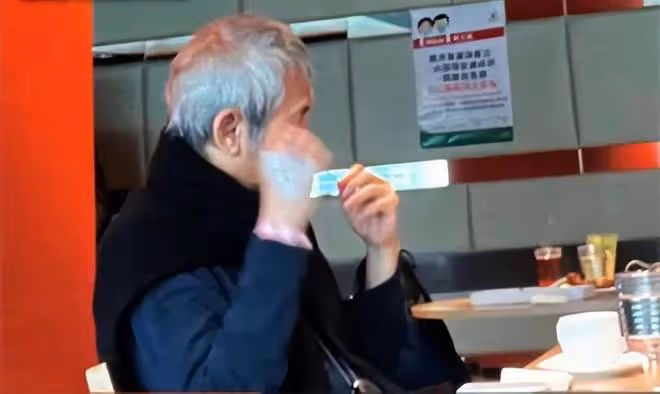 73歲徐克醫院看病被偶遇,面色蒼白一臉憔悴,健康狀況引網友擔憂