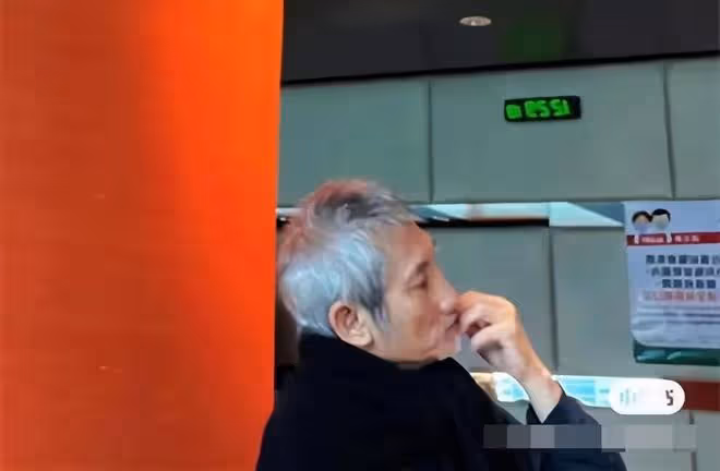 73歲徐克醫院看病被偶遇,面色蒼白一臉憔悴,健康狀況引網友擔憂
