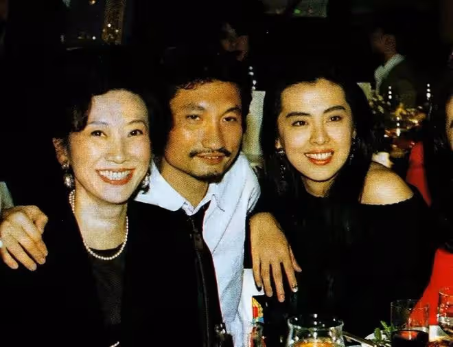 73歲徐克醫院看病被偶遇,面色蒼白一臉憔悴,健康狀況引網友擔憂
