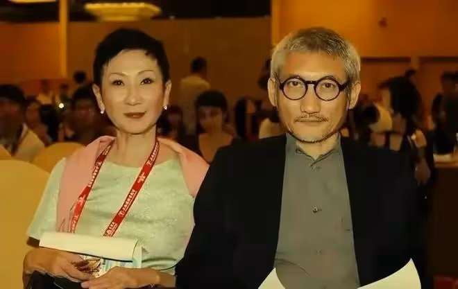 73歲徐克醫院看病被偶遇,面色蒼白一臉憔悴,健康狀況引網友擔憂