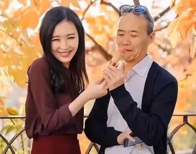 73歲徐克醫院看病被偶遇,面色蒼白一臉憔悴,健康狀況引網友擔憂